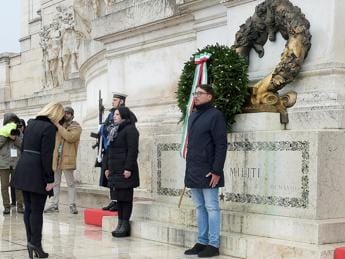 Galleria foto 'Governo, Meloni depone corona d’alloro a Tomba Milite Ignoto' - foto 1