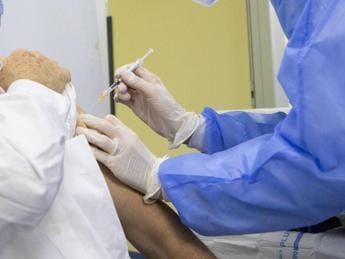 Galleria foto 'Gsk, con vaccino anti-virus sinciziale per anziani -94% malattia grave' - foto 1