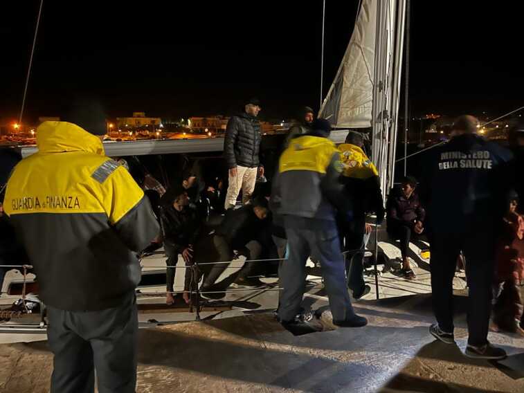 Galleria foto 'Migranti sbarcati in Salento: anche 10 minori. Arrestati due scafisti' - foto 1