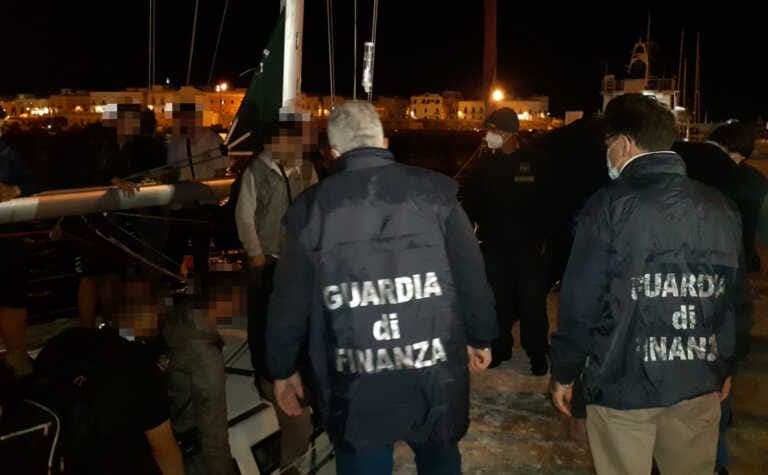 Galleria foto 'Nuovo sbarco di migranti nel Salento: 80 persone a largo di Torre Mozza' - foto 1