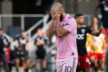 Galleria foto 'Higuain in lacrime annuncia il ritiro: “Addio al calcio”' - foto 1