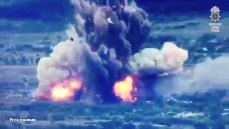 Galleria foto 'I militari ucraini fanno esplodere un deposito russo di munizioni' - foto 1