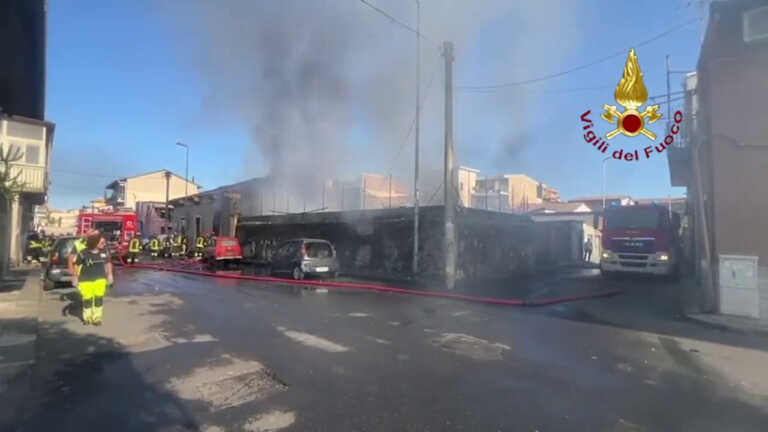 Galleria foto 'In fiamme un deposito di elettrodomestici a Catania, colonna di fumo' - foto 1