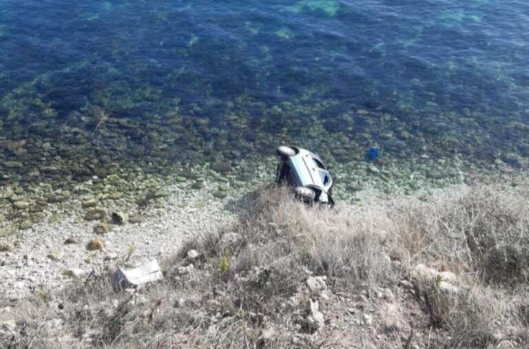 Precipita da una scarpata e finisce in mare con l’auto: ferito un 89enne nel Foggiano