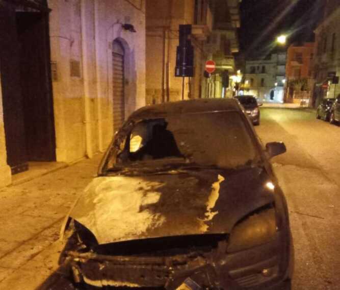 Galleria foto 'Dopo incontro antimafia incendiata auto dell’organizzatore. Nei video una persona appicca il fuoco' - foto 1
