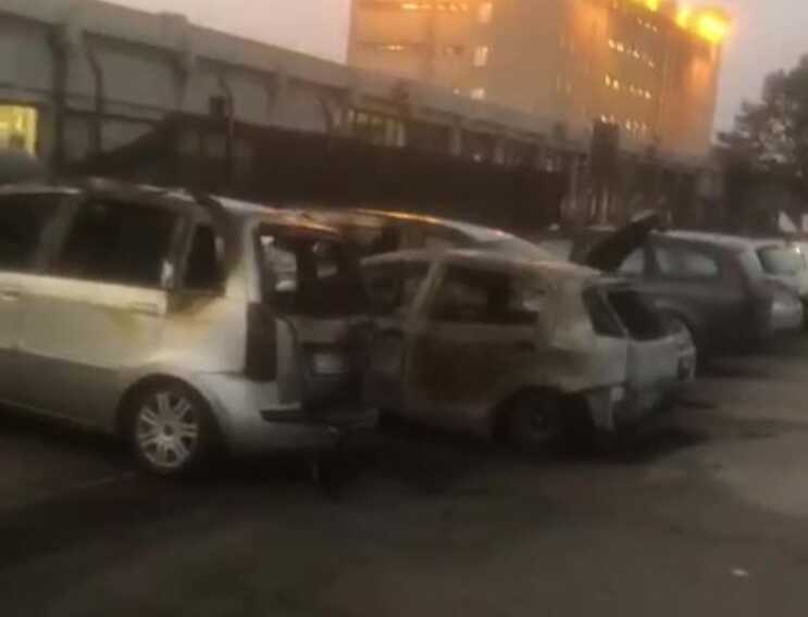 Galleria foto 'Ex Ilva, dopo l’incendio di 3 auto nel parcheggio i sindacati si autoconvocano in Prefettura' - foto 1