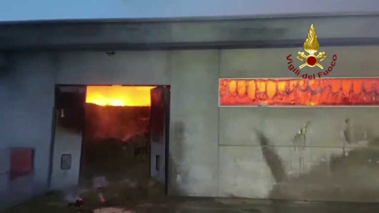 Galleria foto 'Incendio in un deposito di paglia e fieno nel pavese' - foto 1