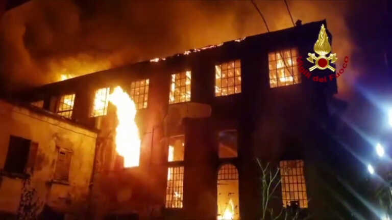 Galleria foto 'Incendio in un fabbricato diabitato nel comasco' - foto 1