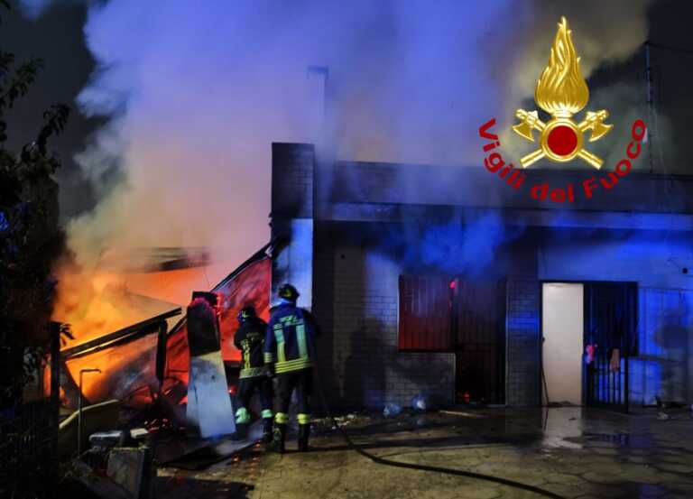 Galleria foto 'Paura nella notte a Lecce: fiamme nel giardino interno di un locale. Danni a un garage di Stefàno' - foto 1