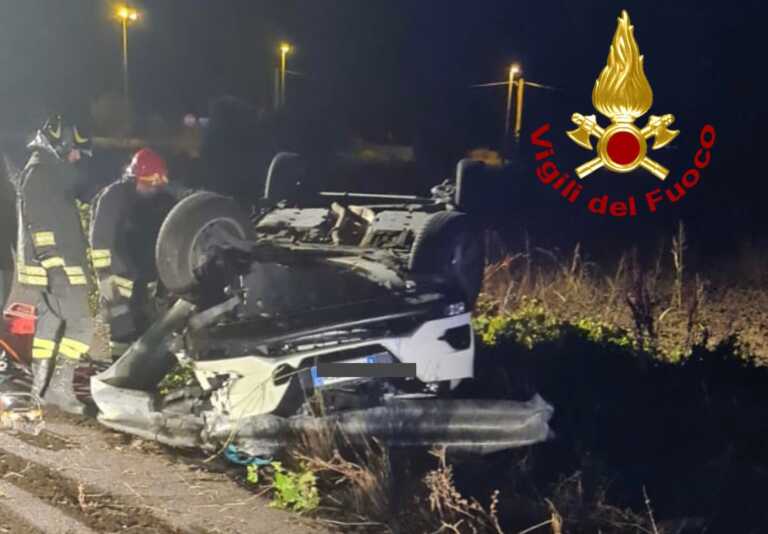 Auto si ribalta sulla Taviano-Casarano: 23enne in ospedale in codice rosso