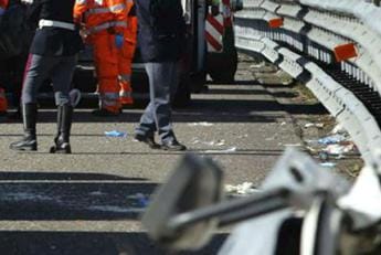 Galleria foto 'Incidente su A4, scontro tra tir e pulmino: 6 morti' - foto 1
