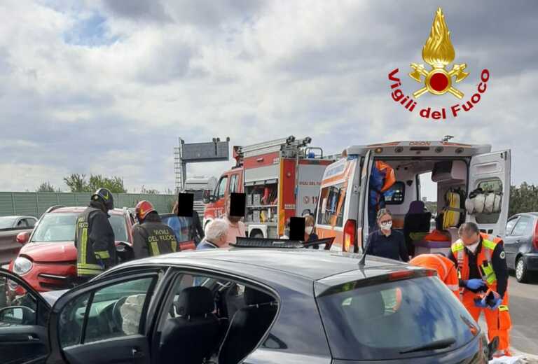 Galleria foto 'Scontro tra due auto sulla tangenziale di Lecce: lievi ferite per due donne' - foto 1