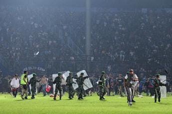 Galleria foto 'Indonesia, scontri allo stadio dopo partita calcio: almeno 129 morti' - foto 1