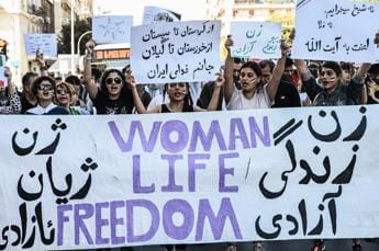 Galleria foto 'Iran, Europa solidale con le donne ma gli stilisti sul velo ci guadagnano' - foto 1