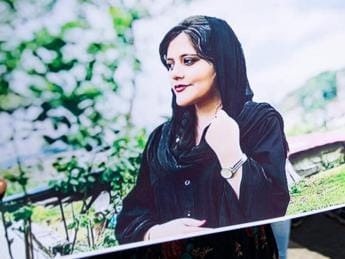 Galleria foto 'Iran, padre di Mahsa Amini: “Nessuno mi dà una risposta sulla sua morte”' - foto 1