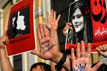 Galleria foto 'Iran, proteste Mahsa: ministero Esteri chiede a stranieri rispetto leggi' - foto 1