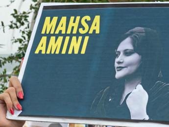 Galleria foto 'Iran, proteste per Mahsa: studentesse si tolgono hijab a scuola' - foto 1