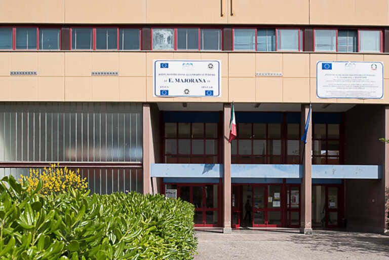 Docente aggredito a Bari: «Da alunni atteggiamenti mafiosi». La preside: «I ragazzi raccontano altro»