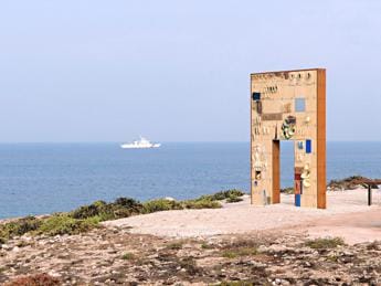 Galleria foto 'Lampedusa, il mare restituisce i corpi di quattro migranti' - foto 1