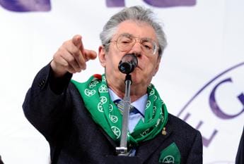 Galleria foto 'Lega, Bossi: “Lavoro per il Nord”. Comitato frena su scissione' - foto 1