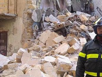 Galleria foto 'Lucca, esplode palazzina: una persona estratta viva' - foto 1