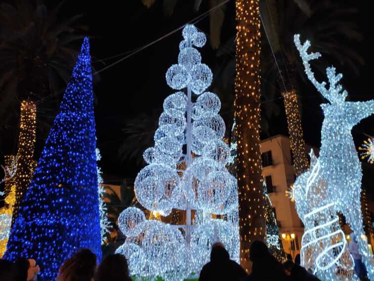 Caro bollette, a Taranto orari ridotti per le luminarie natalizie