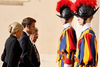 Galleria foto 'Macron in Vaticano per l’incontro con il Papa' - foto 1