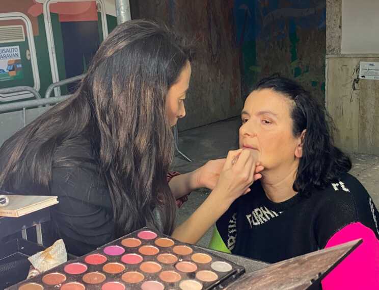 Da Trani a Bari, la makeup artist dona bellezza alle clochard