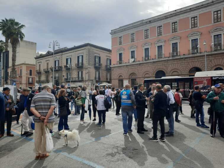 Commercianti e cittadini in piazza a Bari contro i rincari – VIDEO