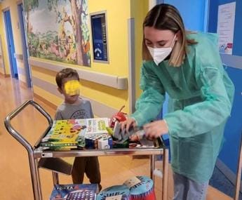 Galleria foto 'Mara Sattei al policlinico San Donato, visita ai piccoli pazienti' - foto 1