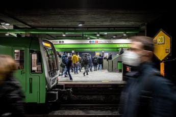 Galleria foto 'Mascherine, da oggi 1 ottobre stop obbligo sui mezzi pubblici' - foto 1