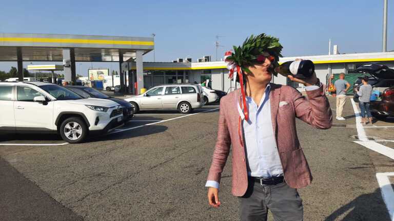 Galleria foto 'Gioca il Bari ma deve laurearsi: proclamato dottore in autogrill' - foto 1