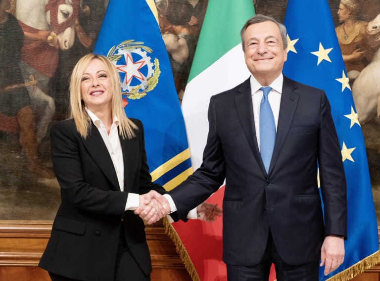 Passaggio di consegne tra Draghi e Meloni: ora il primo Cdm e il giuramento di Mantovano