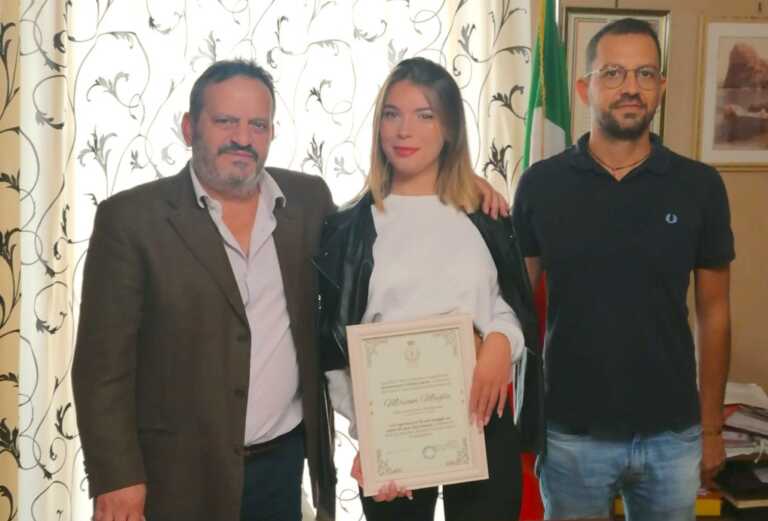 Salvò un turista trascinato al largo dalle correnti: bagnina 17enne premiata in Salento