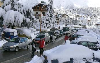 Galleria foto 'Montagna, troppe auto sulle Dolomiti: in arrivo Ztl e prenotazioni' - foto 1