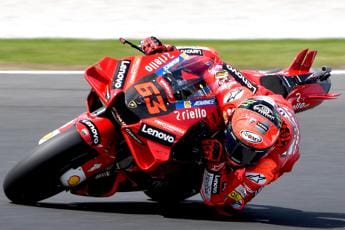 Galleria foto 'MotoGp Australia, vince Rins. Bagnaia terzo sale in testa al Mondiale' - foto 1
