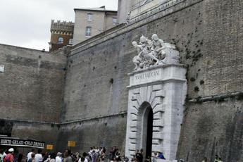Galleria foto 'Musei Vaticani, abbatte 2 statue: fermato turista' - foto 1