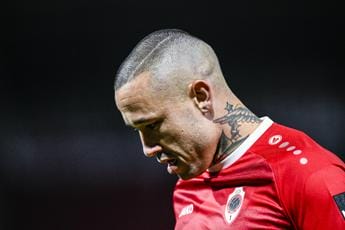 Galleria foto 'Nainggolan fuma in panchina, Anversa lo sospende' - foto 1