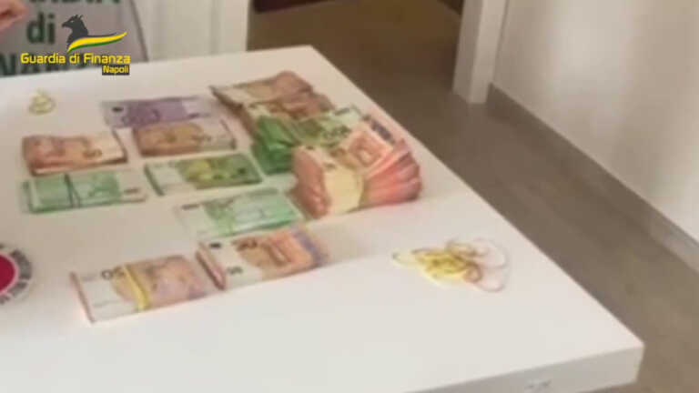 Galleria foto 'Napoli, 2.000 banconote false tra i banchi di piazza Mercato' - foto 1