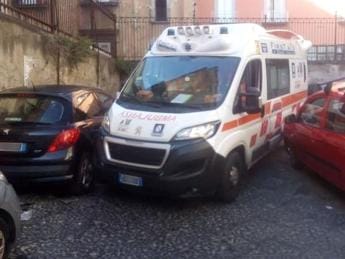Galleria foto 'Napoli, ambulanza bloccata da auto in sosta selvaggia: muore una donna' - foto 1