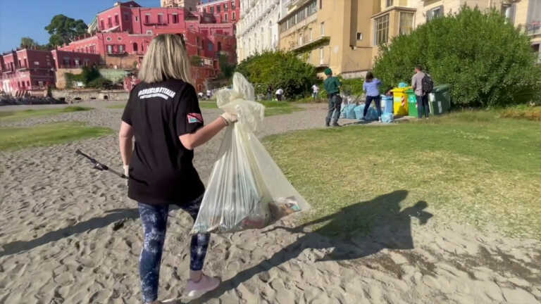 Galleria foto 'Napoli, giovani e volontari ripuliscono la spiaggia di Posillipo' - foto 1