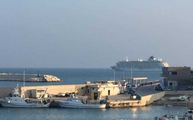 Galleria foto 'A Vieste sbarca il lusso: al largo c’è la “città galleggiante”' - foto 1