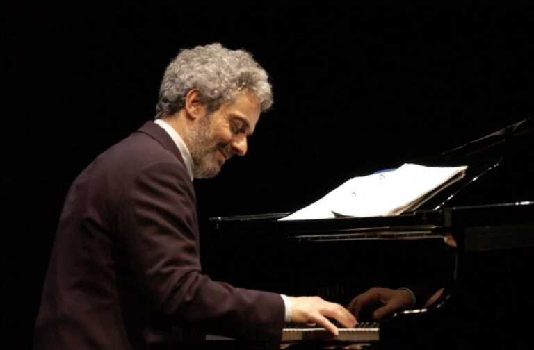 Galleria foto 'Il premio Oscar Nicola Piovani porta la musica “pericolosa” al Teatro Petruzzelli' - foto 1