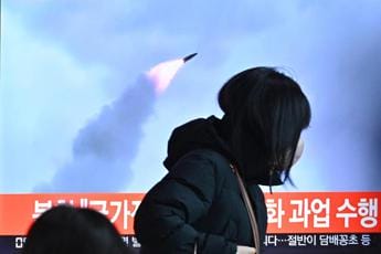 Galleria foto 'Nordcorea lancia altro missile balistico: settima volta in 2 settimane' - foto 1
