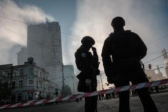 Galleria foto 'Nuovi raid in Ucraina, Farnesina: “Italiani lascino il Paese”' - foto 1