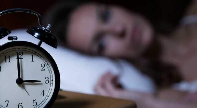 Torna l’ora solare, lancette indietro di un’ora: i consigli per combattere l’insonnia
