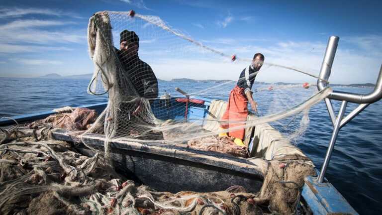 Il caro gasolio “strozza” i pescatori: crisi infinita per chi  vive del mare