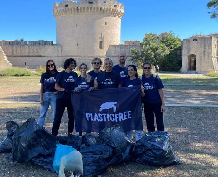 Matera Plastic Free: i volontari ripuliscono due parchi cittadini da rifiuti e plastica