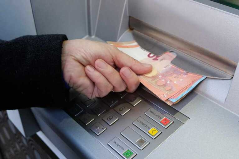 Lecce, 83enne pedinato e rapinato in casa dopo aver prelevato al bancomat