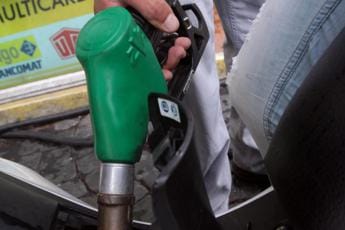 Galleria foto 'Prezzi carburanti tornano a salire, aumenti per benzina e diesel' - foto 1